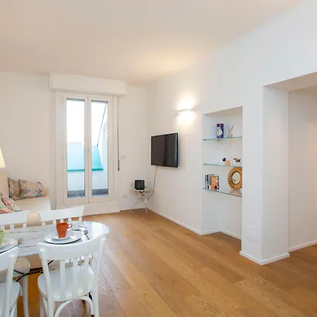Exclusive Location, Cozy And Modern Милан